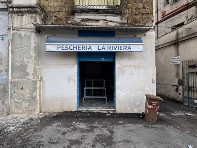 Locale Commerciale in affitto a Municipalità 3, Campania