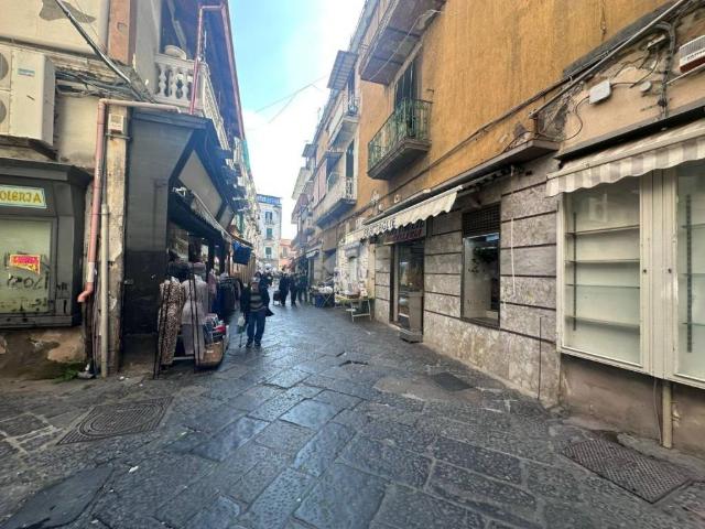 Locale Commerciale in affitto a Municipalità 7, Campania