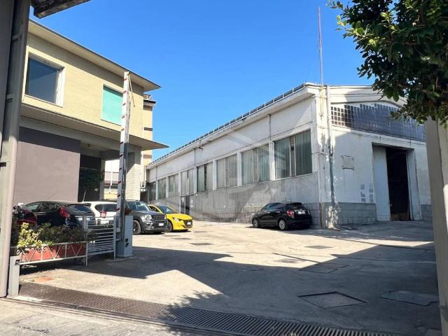 Locale Commerciale in affitto a Municipalità 4, Campania