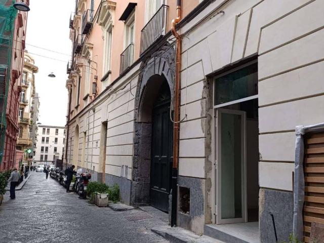 Locale Commerciale in affitto a Municipalità 1, Campania