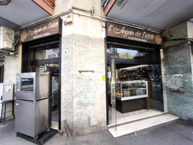 Locale Commerciale in affitto a Municipalità 5, Campania