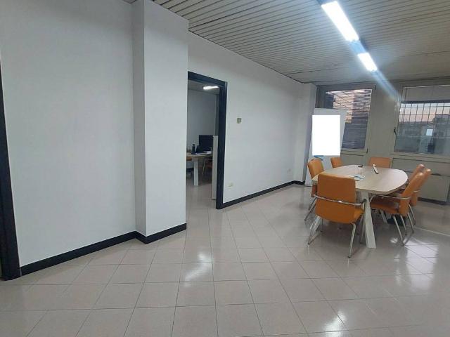 Locale Commerciale in affitto a Municipalità 4, Campania