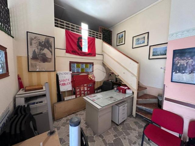 Locale Commerciale in affitto a Municipalità 9, Campania
