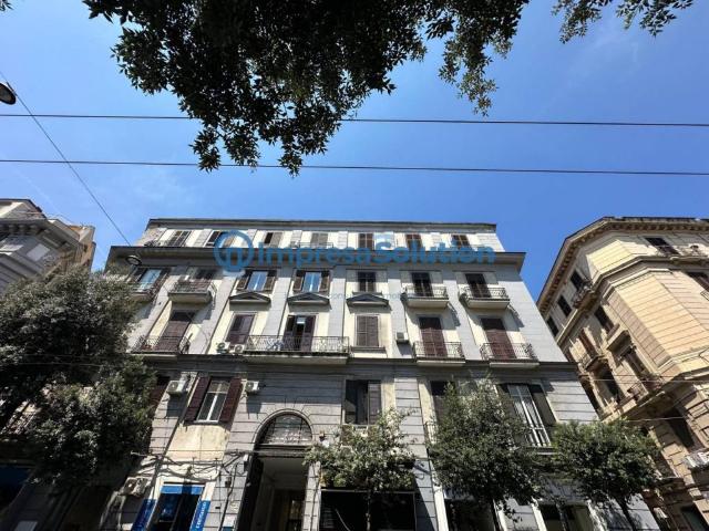 Locale Commerciale in affitto a Municipalità 4, Campania