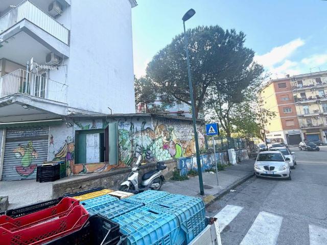 Locale Commerciale in affitto a Municipalità 10, Campania