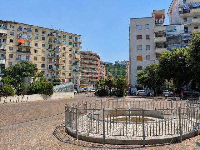 Locale Commerciale in affitto a Municipalità 10, Campania