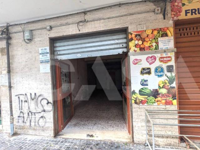 Locale Commerciale in affitto a Municipalità 7, Campania