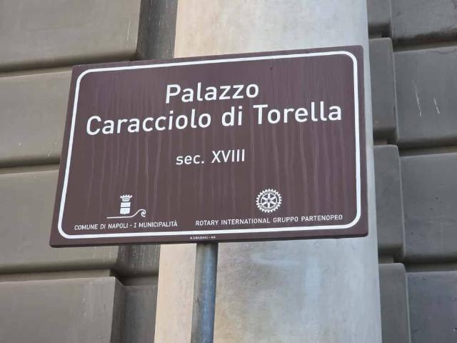 Locale Commerciale in affitto a Municipalità 1, Campania
