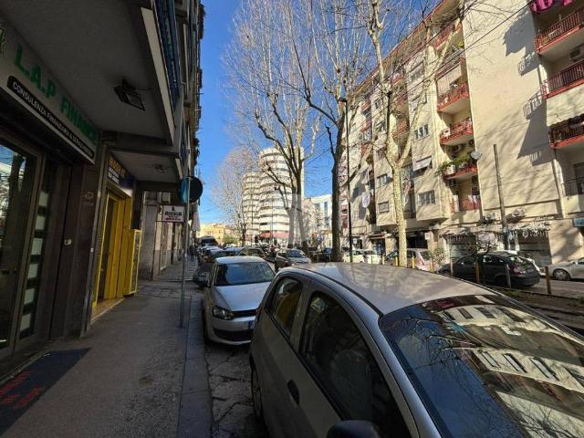 Locale Commerciale in affitto a Municipalità 3, Campania