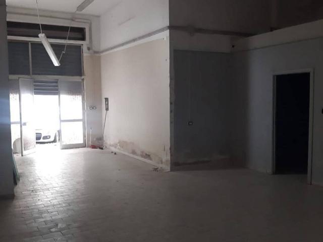 Locale Commerciale in affitto a Municipalità 3, Campania