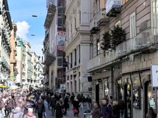 Locale Commerciale in affitto a Municipalità 2, Campania