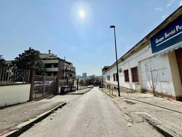 Locale Commerciale in affitto a Municipalità 4, Napola