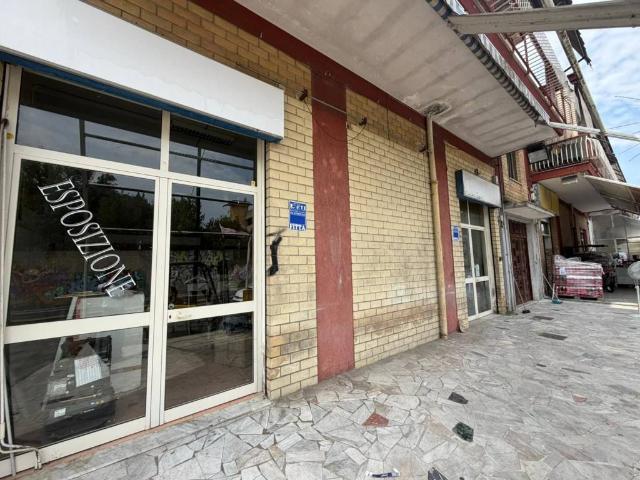 Locale Commerciale in affitto a Municipalità 7, Miano