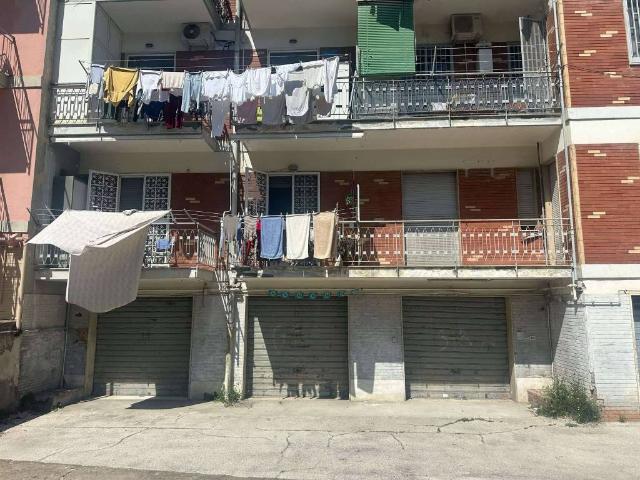 Locale Commerciale in affitto a Municipalità 3, Campania
