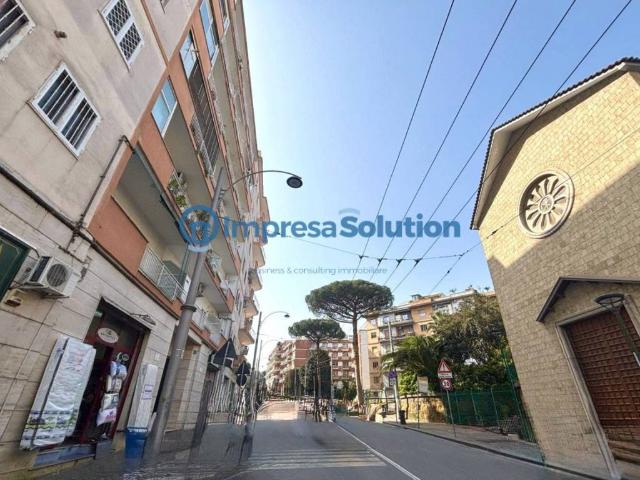 Locale Commerciale in affitto a Municipalità 3, Campania