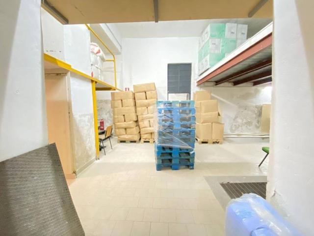 Locale Commerciale in affitto a Municipalità 4, Campania