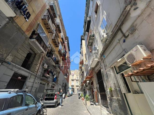 Locale Commerciale in affitto a Municipalità 4, Campania