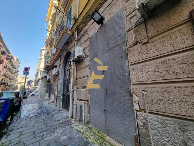 Locale Commerciale in affitto a Municipalità 4, Campania
