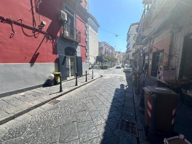 Locale Commerciale in affitto a Municipalità 3, Campania