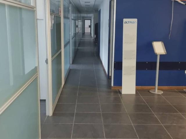 Locale Commerciale in affitto a Municipalità 4, Campania