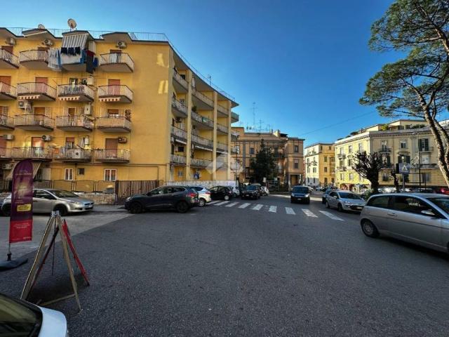 Locale Commerciale in affitto a Municipalità 10, Campania
