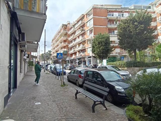 Locale Commerciale in affitto a Municipalità 3, Campania