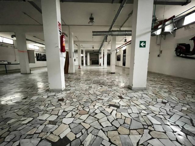 Locale Commerciale in affitto a Municipalità 7, Campania