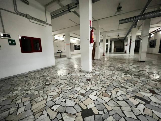 Locale Commerciale in affitto a Municipalità 7, Campania