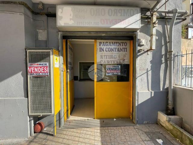 Locale Commerciale in affitto a Astroni, Pianura