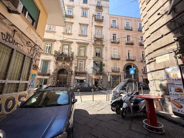 Locale Commerciale in affitto a Municipalità 2, Campania