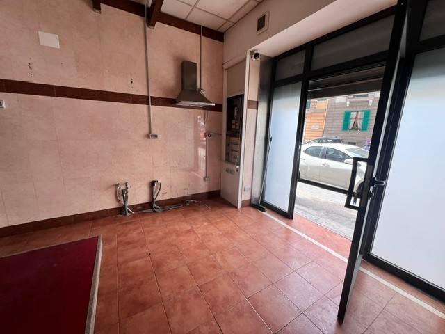 Locale Commerciale in affitto a Municipalità 1, Campania