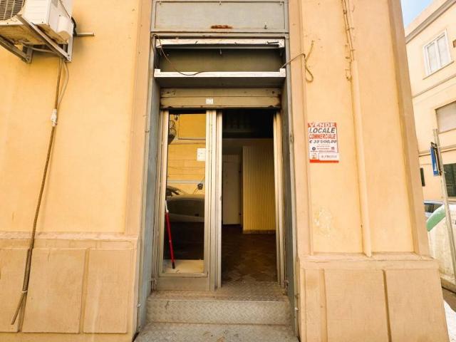 Locale Commerciale in affitto a Municipalità 10, Campania