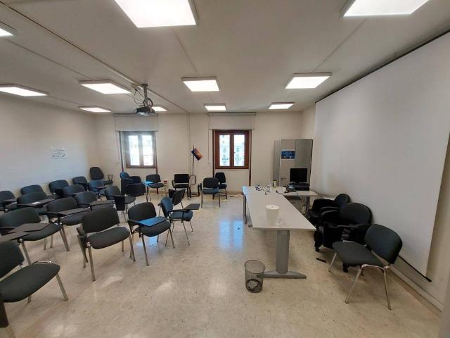 Locale Commerciale in affitto a Municipalità 2, Campania