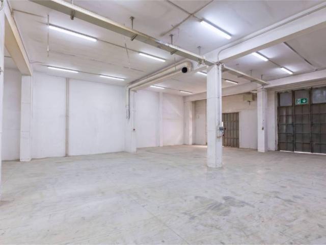 Locale Commerciale in affitto a Municipalità 7, Miano