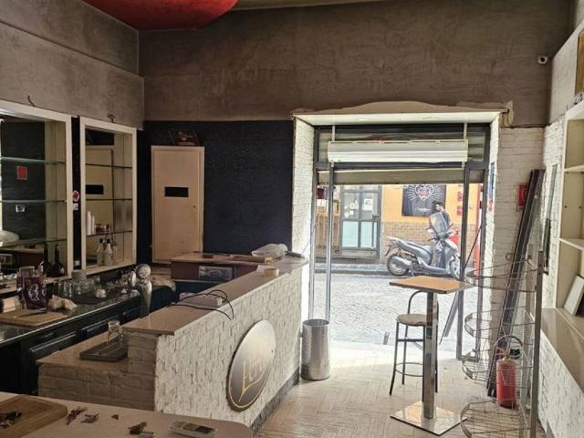 Locale Commerciale in affitto a Municipalità 3, Campania