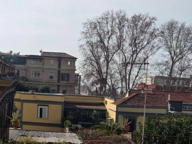 Locale Commerciale in affitto a Municipalità 1, Campania