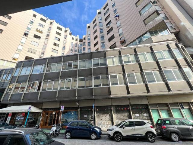 Locale Commerciale in affitto a Municipalità 2, Mercato
