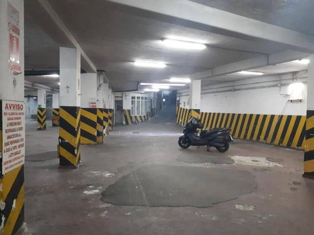 Locale Commerciale in affitto a Municipalità 7, Campania