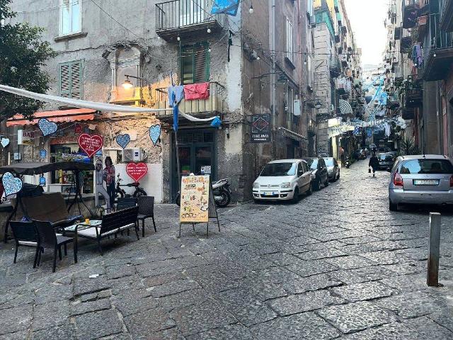 Locale Commerciale in affitto a Municipalità 1, Campania