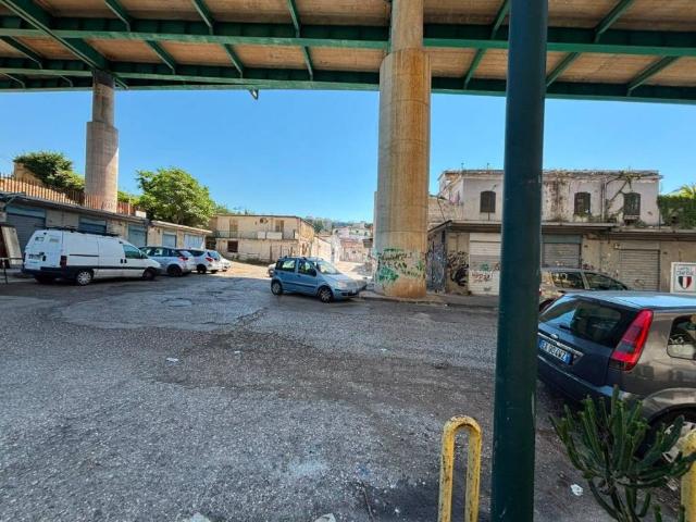Locale Commerciale in affitto a Municipalità 4, Campania