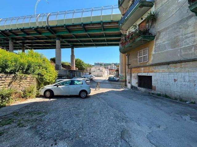 Locale Commerciale in affitto a Municipalità 4, Campania