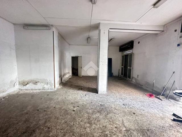Locale Commerciale in affitto a Municipalità 7, Miano