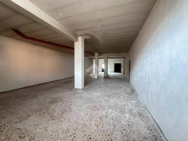 Locale Commerciale in affitto a Municipalità 7, Miano