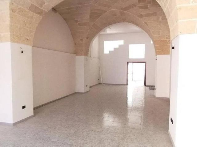 Locale Commerciale in affitto a Puglia, Lecce
