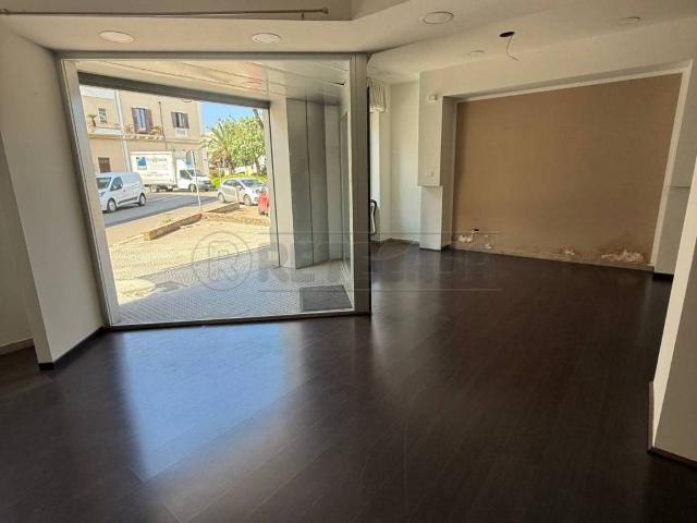 Locale Commerciale in affitto a Puglia, Lecce