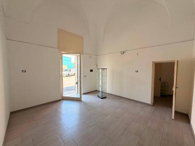 Locale Commerciale in affitto a Puglia, Lecce