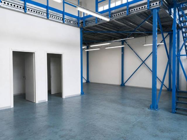 Locale Commerciale in affitto a Negrar, Veneto