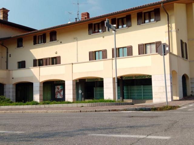 Locale Commerciale in vendita a Nembro, Lombardia