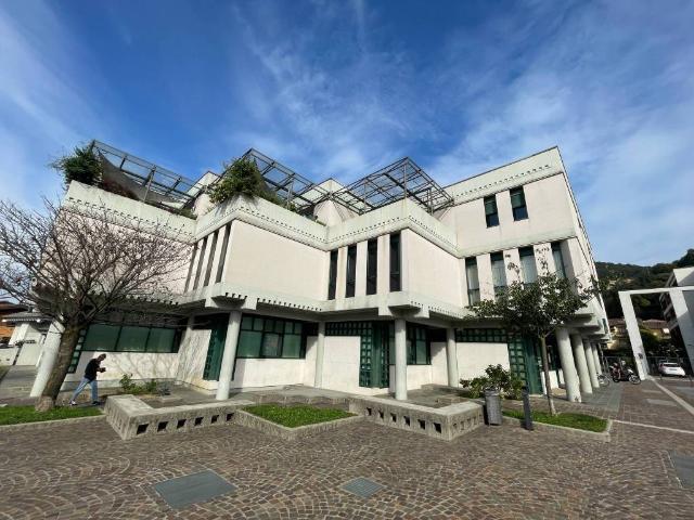 Locale Commerciale in affitto a Botta, Nembro