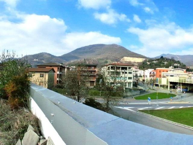 Locale Commerciale in affitto a Botta, Nembro